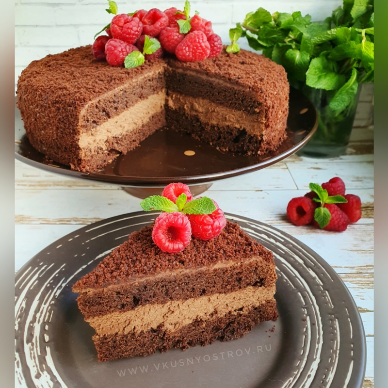 Праздничный шоколадный торт с кремом и ягодами